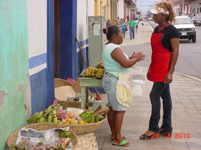 La Perla, un joven gay que vende refrescos en la atravesada conversa con vendedora de frutas
